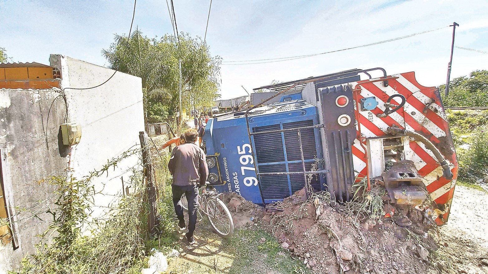 Descarriló una formación del tren. En Santa Rosa de Lima una locomotora volcó cerca de una precaria vivienda. Según versiones, algunas personas habrían colocado sobre las vías elementos para hacer derrapar la formación.