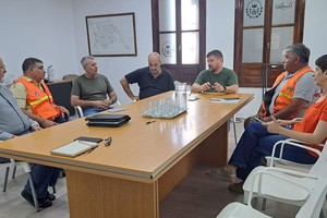 “En estos momentos nos encontramos reunidos con personal de Protección Civil de la provincia y en contacto permanente con el gobernador Maximiliano Pullaro, quien se interesó personalmente por la situación”, señalaron autoridades municipales.