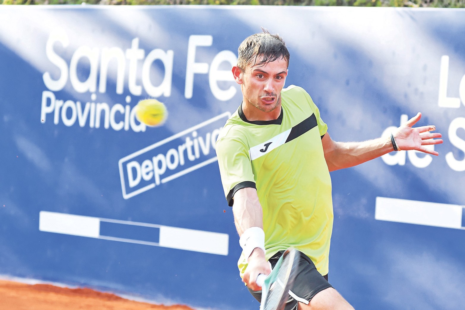 Santa Fe empieza a ser su hábitat. Mariano Navone triunfó por segunda vez en Santa Fe en un año histórico para el tenis local. Derrotó en la final del AAT Challenger Santa Fe II al italiano Andrea Pellegrino por 3-6, 6-2 y 6-3.