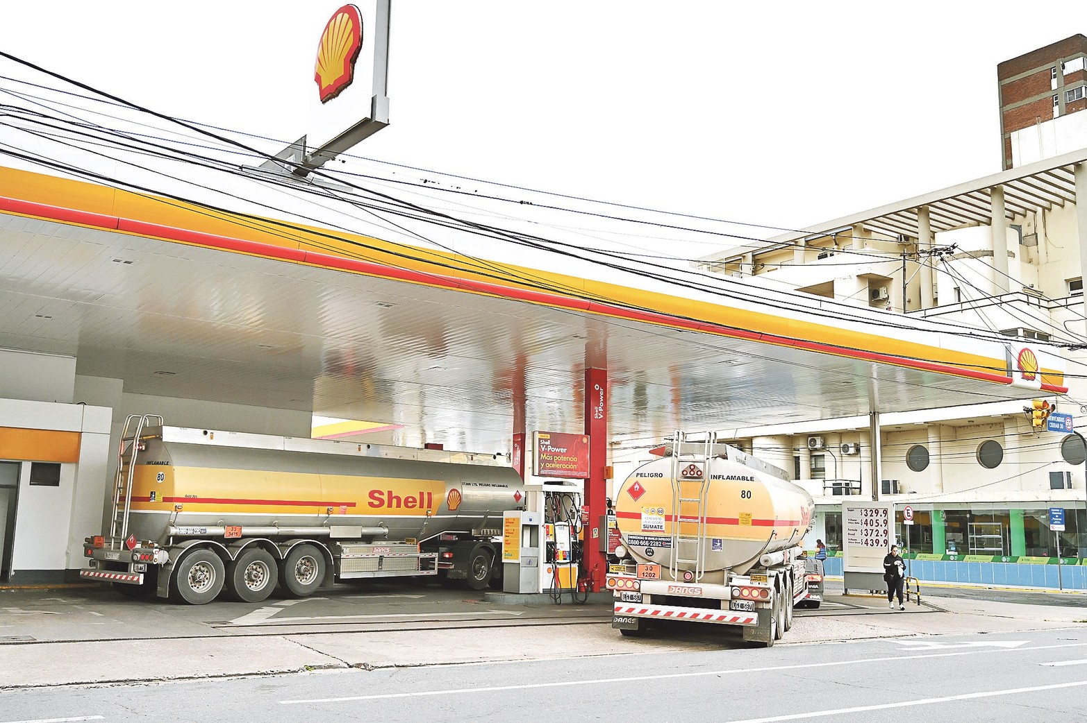 Aumentaron las naftas y apareció el combustible. Circularon rumores de desabastecimiento y algunas estaciones de servicio se quedaron sin naftas. Luego de que las empresas fueron autorizadas a subir los precios, el combustible apareció.