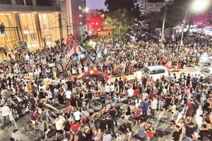 En Santa Fe también sonaron las cacerolas. Un numeroso grupo de santafesinos se concentró en Rivadavia y Bulevar para expresar su rechazo al mega decreto presidencial que busca desregular la economía argentina.