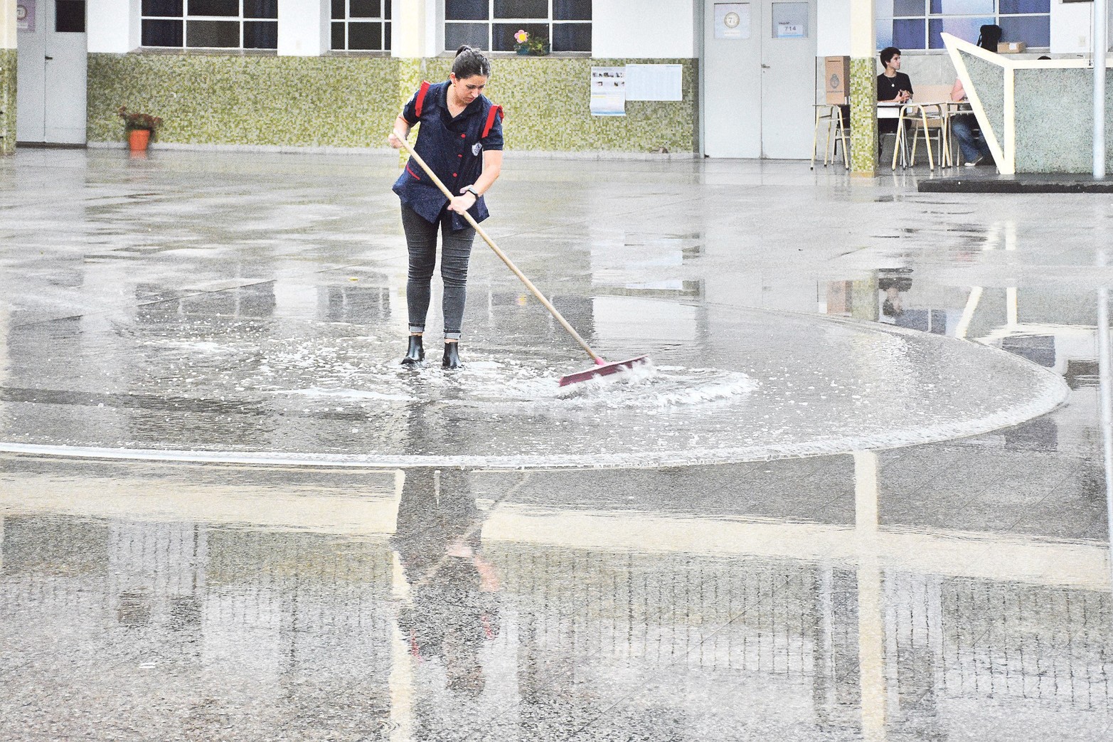 Elecciones y lluvia. El domingo 22 de octubre se votó y tuvo la particularidad que hacía del 24 de mayo que no llovía más de 10 mm. El pluviómetro marcó más de 60 mm