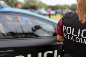 Los oficiales detuvieron a la imputada y le incautaron dólares robados, un celular y un auto empleado para cometer el hecho.