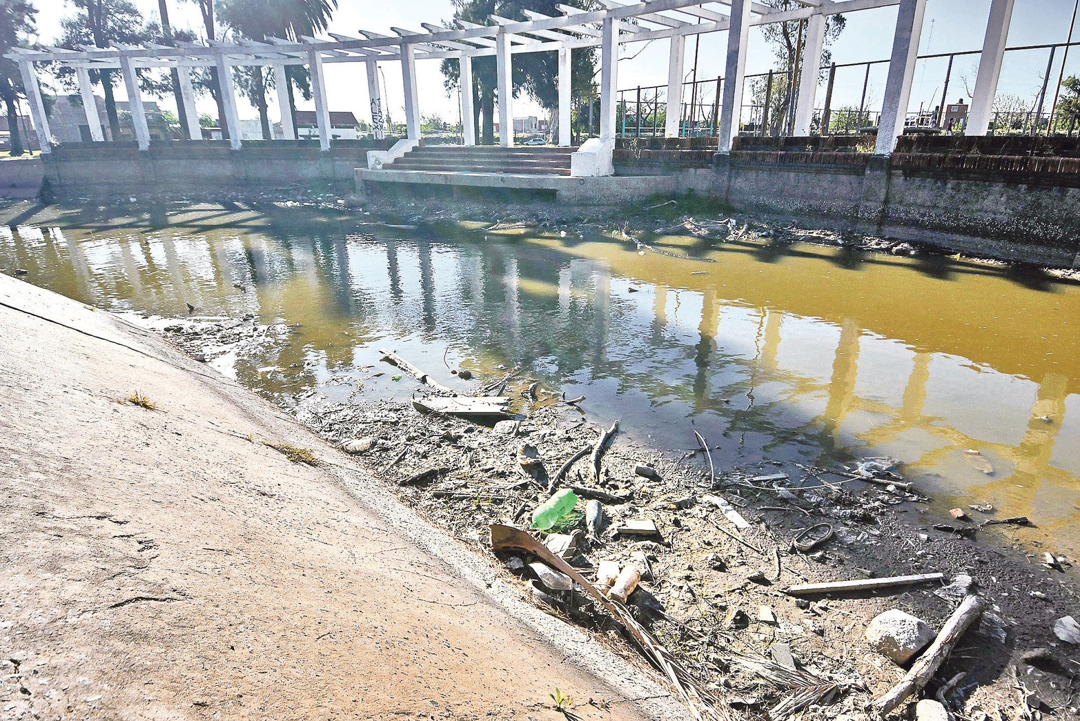 El Parque Garay otra vez en estado de abandono. Un lago lleno de basura, falta de iluminación y arrebatos e inseguridad. En el lugar es común ver botellas tiradas, pájaros muertos y hasta neumáticos semi hundidos.