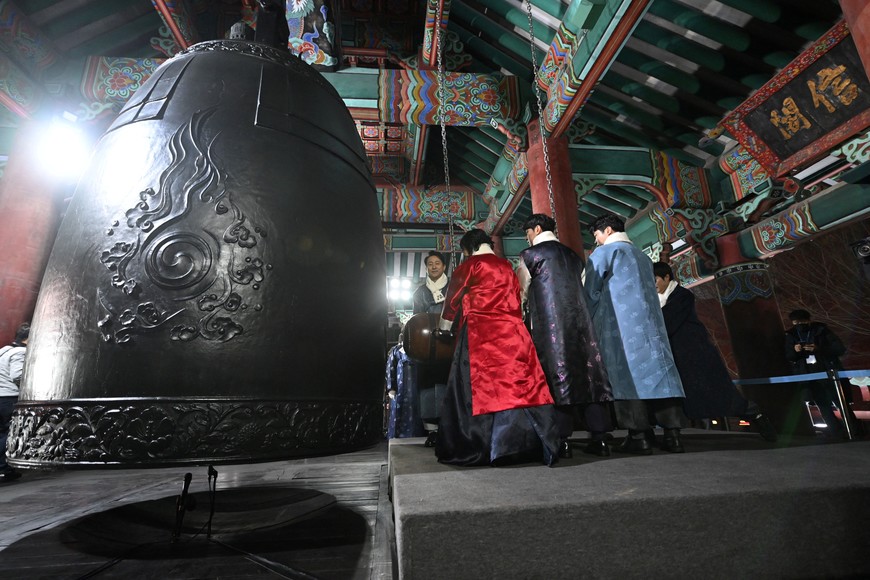 Seoul Mayor Oh Se-hoon and other participants hit a huge bell to welcome the New Year during a countdown event after the midnight at the Bosingak pavilion in Seoul, South Korea January 1, 2024.     JUNG YEON-JE/Pool via REUTERS