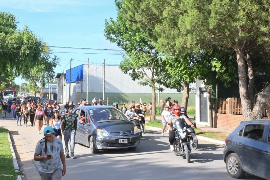 Familiares y allegados de Tomás Tello acompañaron el cortejo fúnebre que llevó sus restos hacia el cementerio municipal de General Lavalle. Crédito: NA