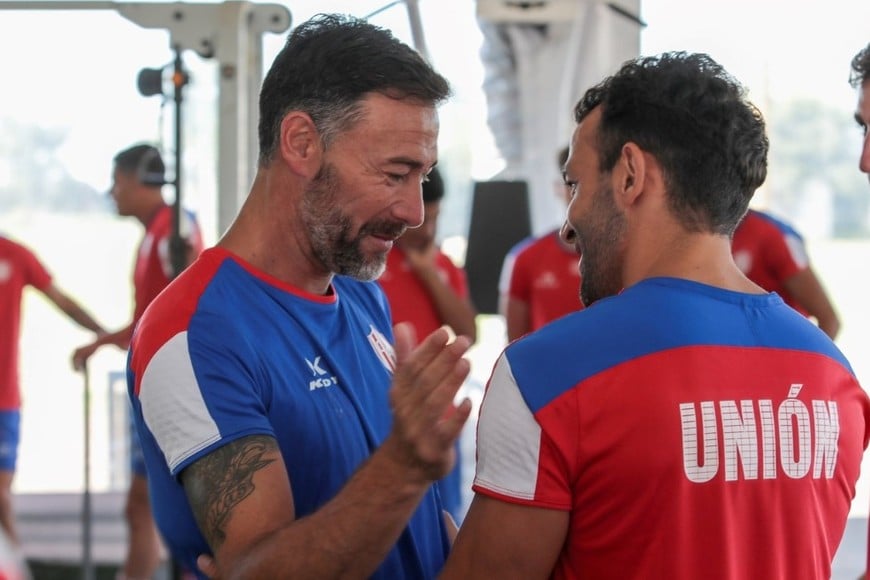 Kily González saludando a Lucas Gamba, con Bruno Pitton de fondo. Crédito: Prensa Unión