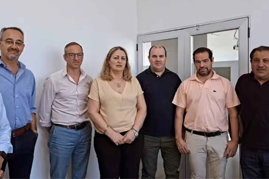 Bustamante, a la izquierda de la ministra Ciancio, junto a parte del equipo de Salud y presidentes comunales de General López.