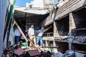 Pullaro señaló que “cuando uno ve la magnitud del desastre que ha causado este temporal, se ve la necesidad del Estado presente, trabajando para que los vecinos puedan ir de a poco normalizando su vida y su rutina”.