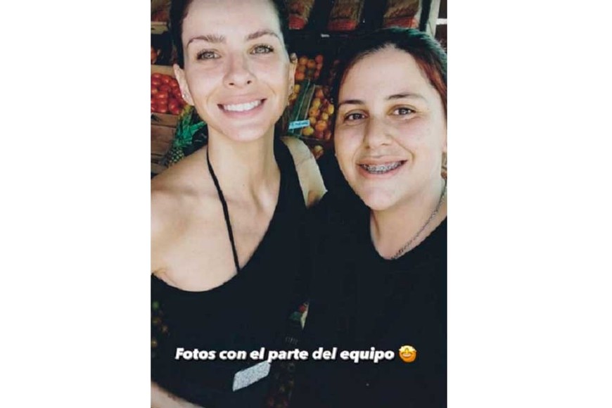 Junto a una empleada del supermercado de Maldonado