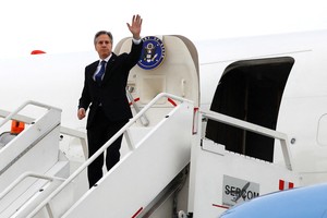 FILE PHOTO: U.S. Secretary of State Antony Blinken waves from the plane as he departs at Felipe Angeles International Airport in Zumpango, Mexico December 27, 2023 REUTERS/Raquel Cunha/File Photo