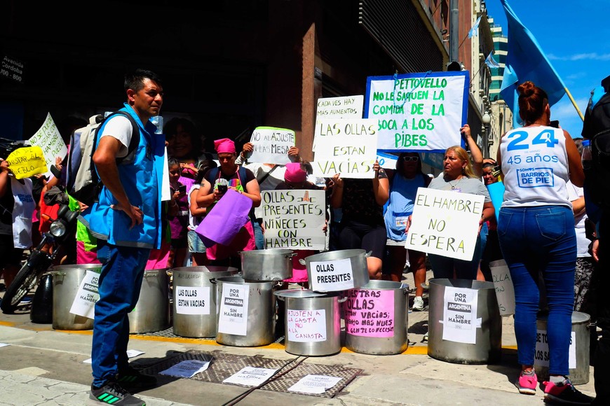 Hubo una protesta de organizaciones sociales en la puerta del hotel donde se aloja Milei. Foto: NA