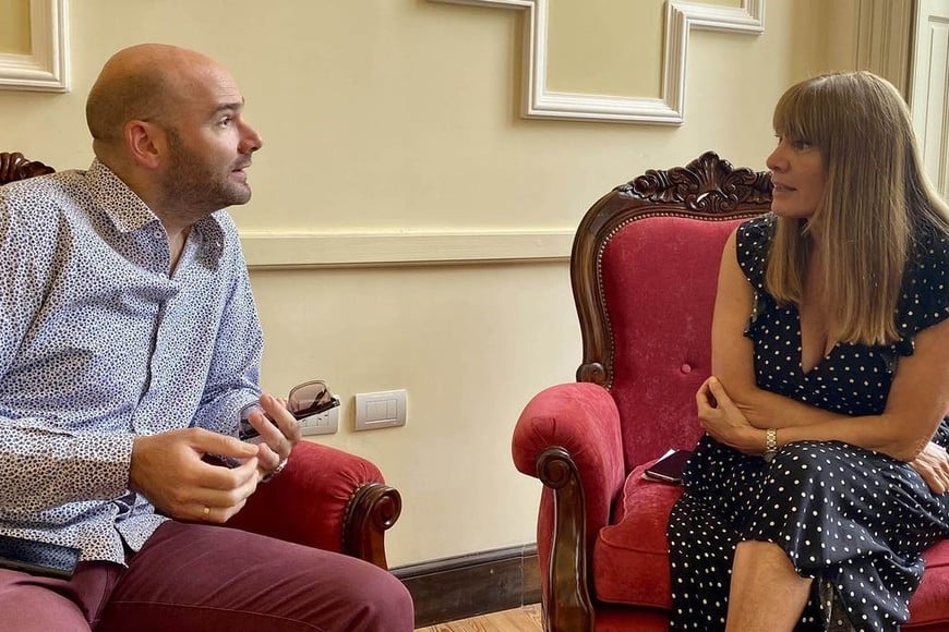 El autor junto a la ministra de Cultura de la provincia. Foto: Gentileza Ministerio de Cultura