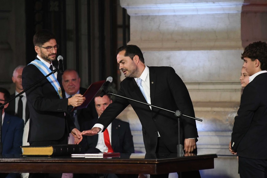 El ministro Báscolo al momento de jurar con el gobernador Pullaro. Foto: Pablo Aguirre.