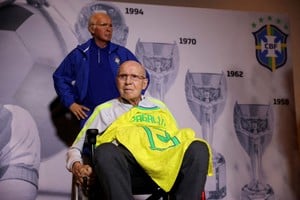 FILE PHOTO: Brazilian former soccer player and coach Mario Jorge Lobo Zagallo poses for picture next to a statue representing him during a ceremony in his tribute in Rio de Janeiro, Brazil, October 20, 2022. REUTERS/Sergio Moraes/File Photo