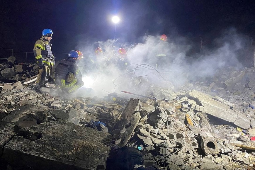 Rescuers work at the site of a Russian missile strike in an area of the Pokrovsk town, amid Russia's attack on Ukraine, in Donetsk region, Ukraine January 6, 2024. Press service of the State Emergency Service of Ukraine in Donetsk region/Handout via REUTERS ATTENTION EDITORS - THIS IMAGE HAS BEEN SUPPLIED BY A THIRD PARTY.