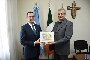 Gerard MCoy, embajador de Irlanda en Argentina, se reunió con el rector de la UCSF, Eugenio Martín De Palma. Créditos: Guillermo Di Salvatore