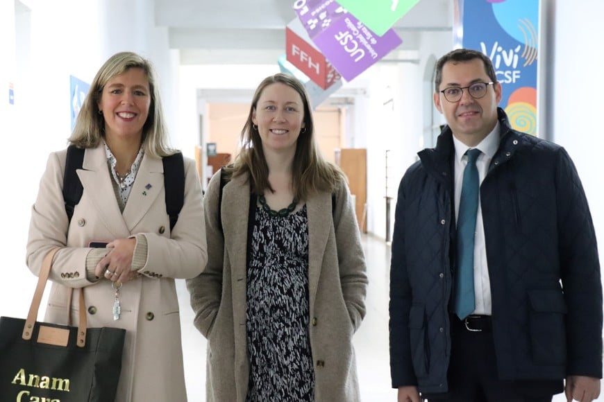 María Luisa Gutiérrez Peart (Internacionalización UCSF) junto a Niamh Edel Kavanagh y John Gerard McCoy, primera Secretaria y Embajador de Irlanda en Argentina respectivamente.