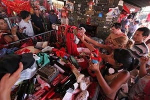 Con delegaciones en micros de larga distancia llegados desde diversos puntos del país, desde el sábado comenzó a sentirse la devoción popular por el Gauchito Gil en la ciudad donde están enterrados sus restos.