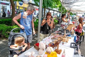 Un ejemplo son las ferias especiales que se llevaron adelante en la ciudad en diciembre para Navidad y este 4 de enero por la festividad de Reyes en la plaza Sarmiento, en las que participaron más de 400 emprendimientos, con una gran aceptación y concurrencia de vecinas y vecinos.