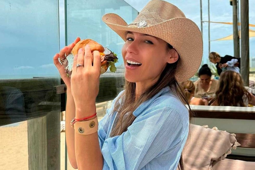 Pampita está de vacaciones en Punta del Este con su familia y amigos.