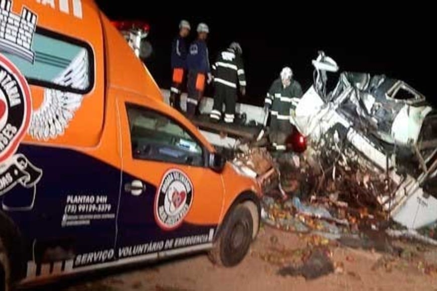 Impactante choque en Brasil, dejó al menos 25 muertos.