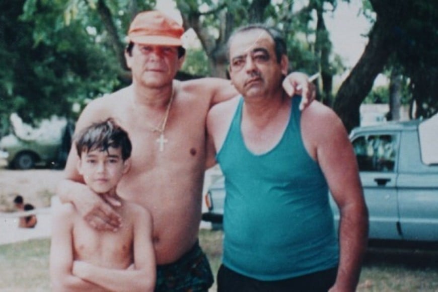 La última foto del ex campeón. En el camping de Cayastá, junto a uno de sus tantos admiradores y su hijo. Archivo El Litoral