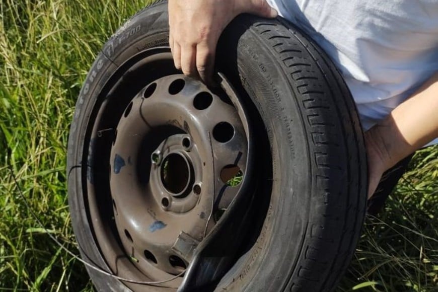 Un automovilista sufrió un grave percance a la altura de Gobernador Crespo, cuando no pudo esquivar uno de los baches que minaban la ruta 11. Crédito: Gentileza