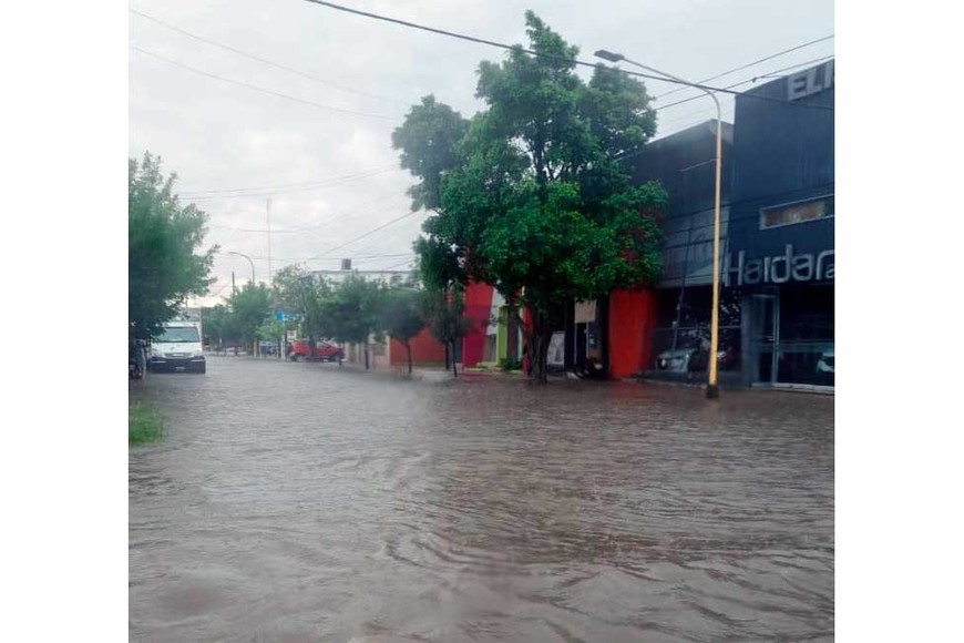 Las calles anegadas con agua tras la fuerte lluvia.