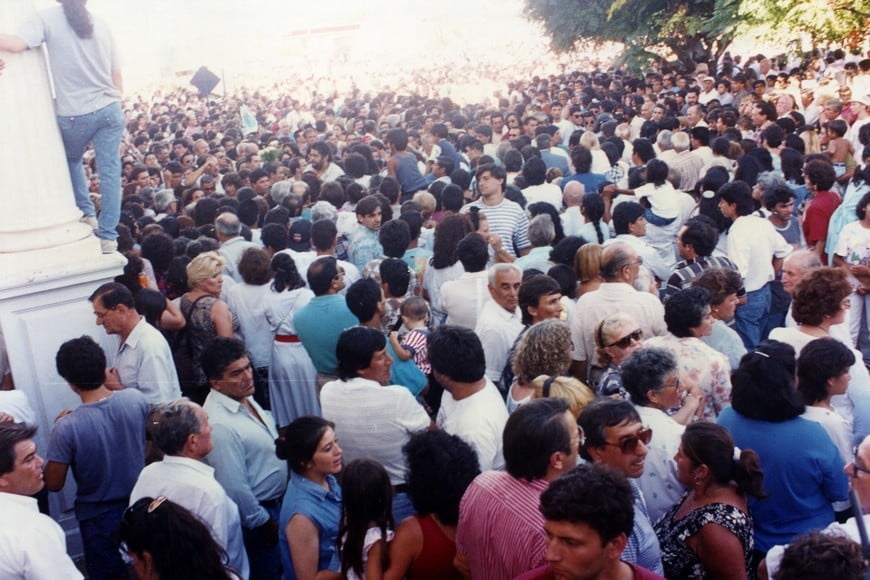 Impresionante. Miles de personas en la puerta del Cementerio Municipal esperando la llegada del féretro de Carlos Monzón. Archivo El Litoral