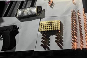 Los agentes secuestraron una pistola con cargador y siete municiones y 179 municiones más de diferentes calibres. Crédito: El Litoral.