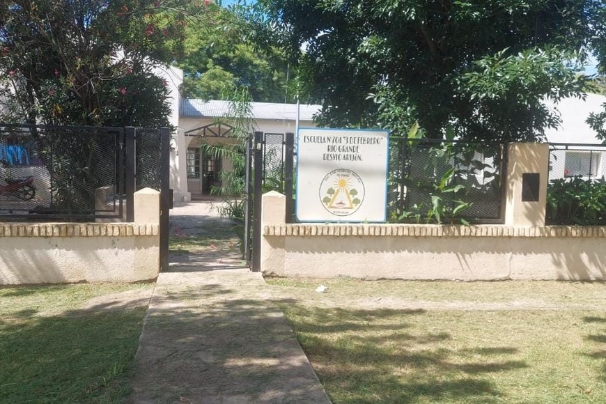 La Escuela 704 se encuentra en la Avenida de los Eucaliptos en el Barrio Río Grande, al noreste del distrito.