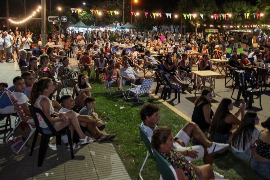 “La Feria, es uno de los sucesos que conforman la agenda anual de eventos, los cuales pretenden ser potenciados desde la Comuna de Franck para impulsar el perfil turístico de la localidad”, comentaron durante la conferencia de prensa.