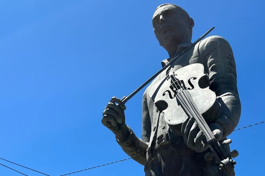 Estatua en honor a  Cayetano Silva.