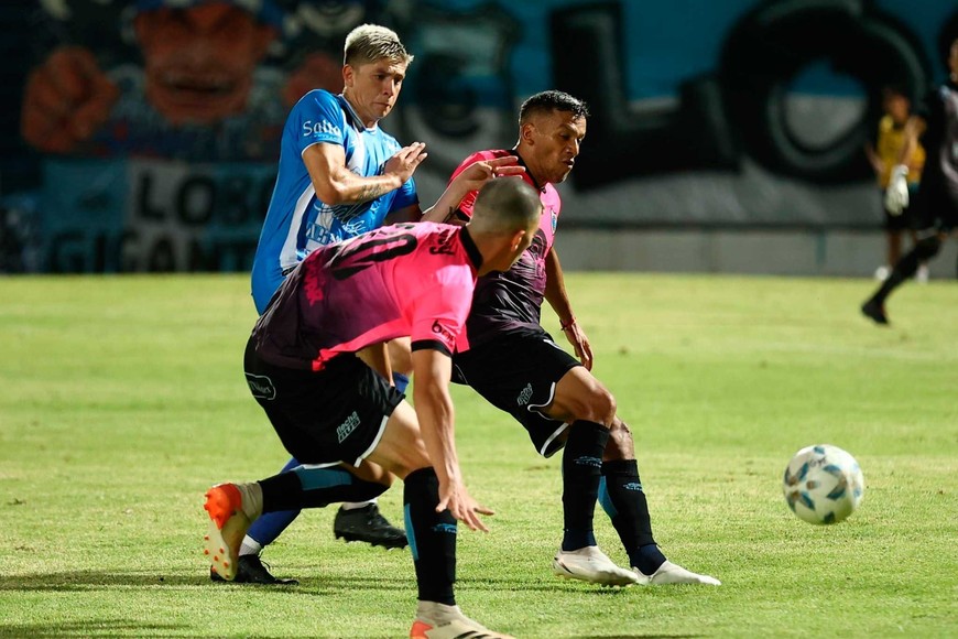 Los equipos se preparan para el duro torneo de ascenso.