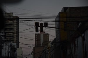 Según la EPE, la falta de energía afecta  a varios barrios de la capital provincial. Crédito: Flavio Raina