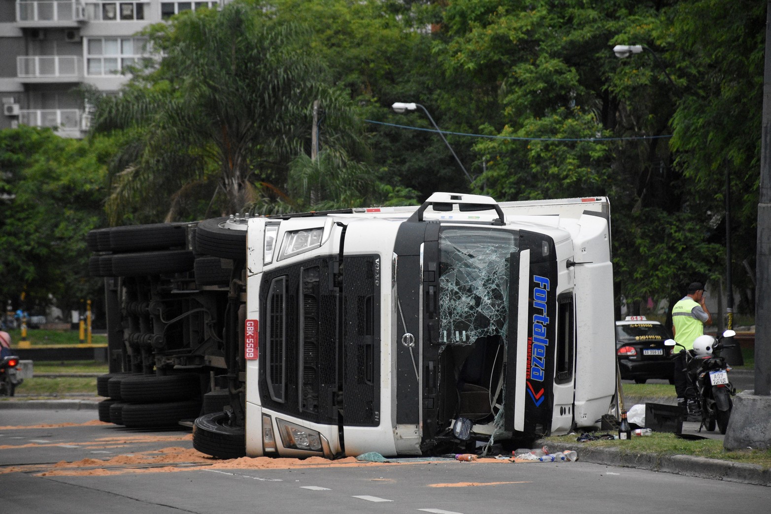 Quienes circulaban por Avenida Alem se toparon con una gran sorpresa por la presencia de un camión volcado en la carpeta asfáltica.