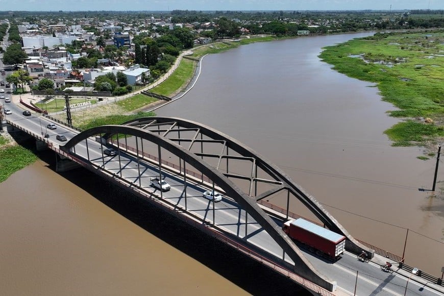 El río Salado podría incrementar su nivel en las próximas semanas en nuestra zona por efecto de las lluvias intensas ocurridas en su cuenca propia y por las crecidas de los Bajos Submeridionales, advierte el Ing. Jorge Collins, investigador del INA. Foto: Fernando Nicola