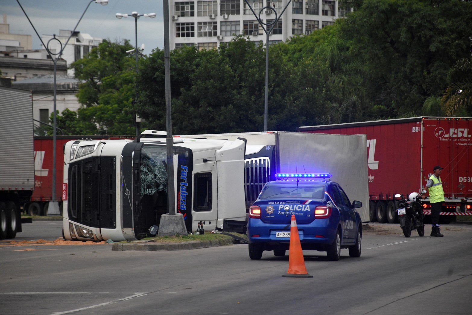 En la intersección entre la avenida y calle San Luis, un camión de carga proveniente de Brasil volcó en horas de la madrugada por circunstancias que aún se desconocen.