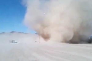 Un fuerte remolino de viento y tierra dejó a dos personas heridas