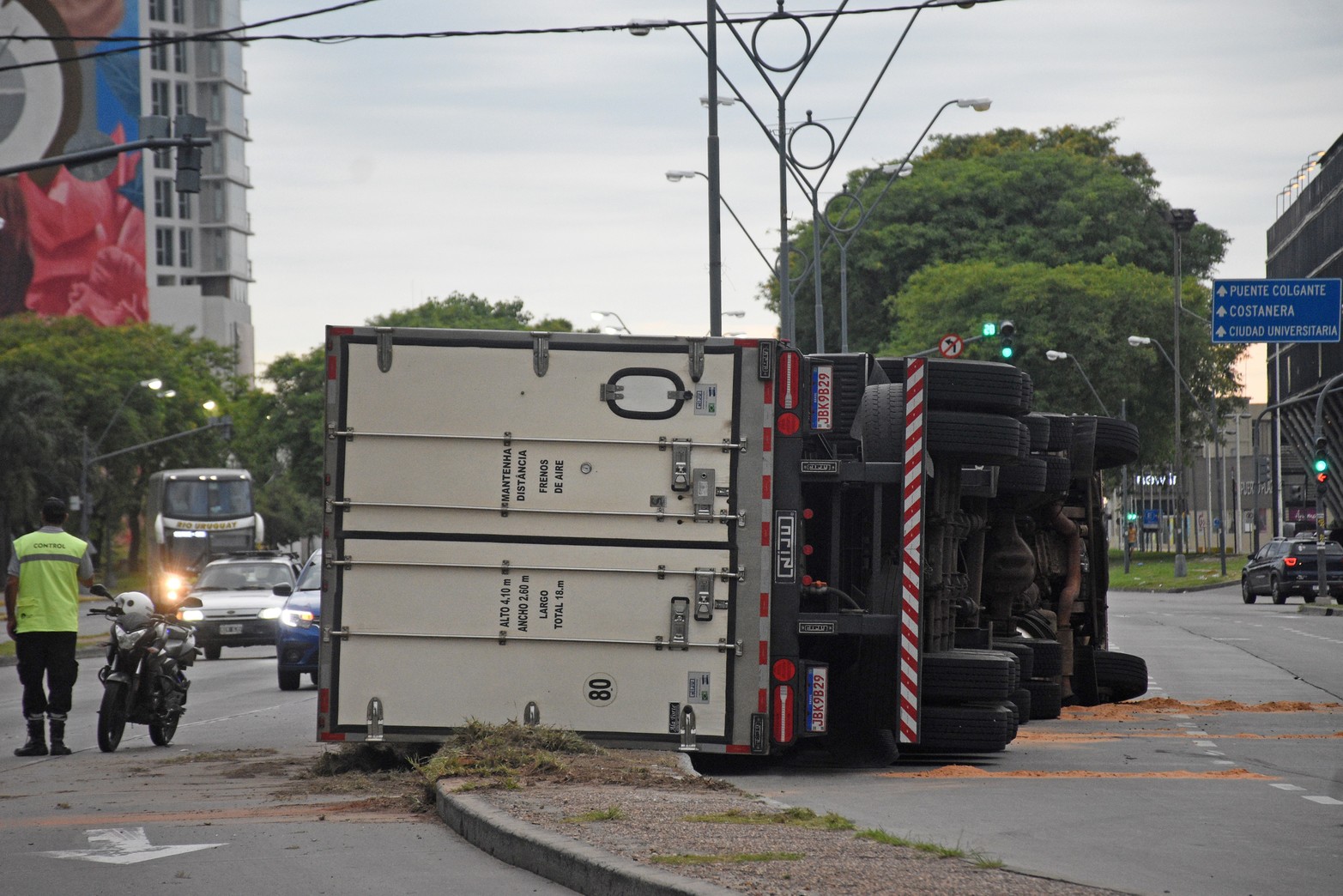 Por razones que se intentan establecer, el vehículo quedó tumbado en la calle a la altura de San Luis y el tránsito permanecía cortado.