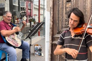 Los artistas callejeros dialogaron con El Litoral.