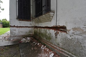 Picaron los muros en el edificio que da hacia calle Vélez Sársfield. Crédito: Pablo Aguirre