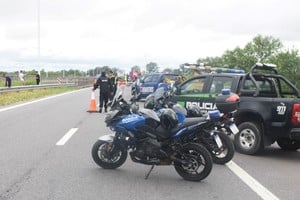 Los trabajos son comandados por Buzos Tácticos, con apoyo de Prefectura Naval Argentina, Vialidad Nacional, agentes policiales y de los servicios de emergencias. Crédito: Guillermo Di Salvatore.