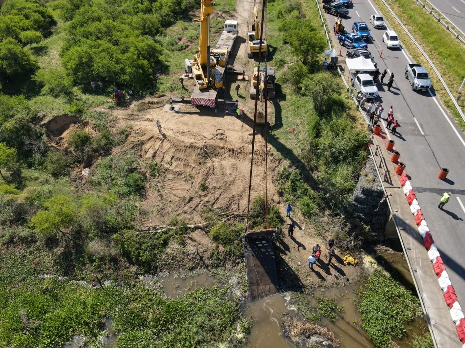 Momentos en donde la grúa retiraba el camión.