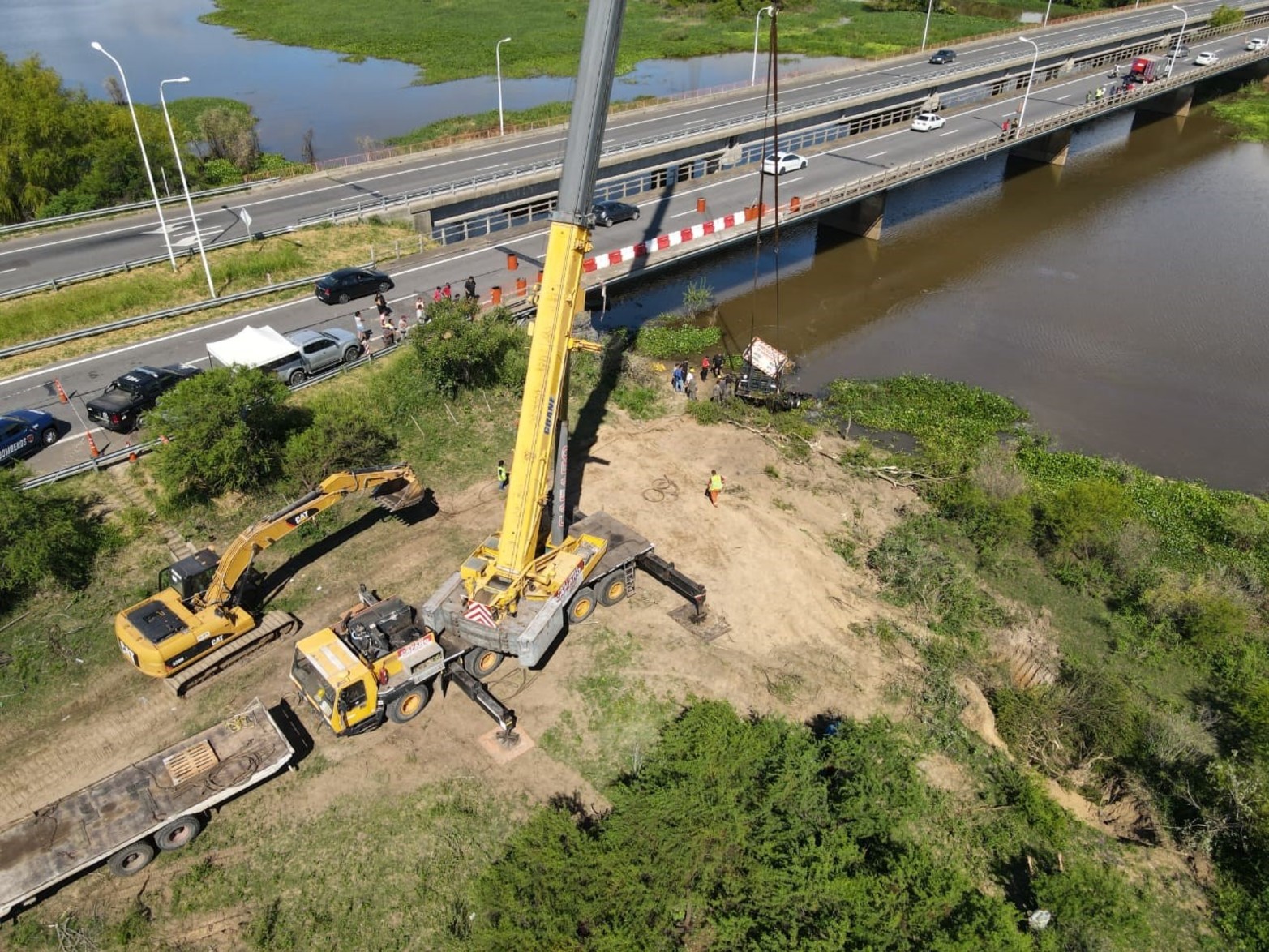 Debieron recurrir a una grúa de mayor tamaño para retirar al camión.