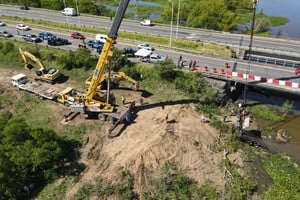 Bomberos, policías, buzos tácticos y personal de seguridad vial participan del operativo.