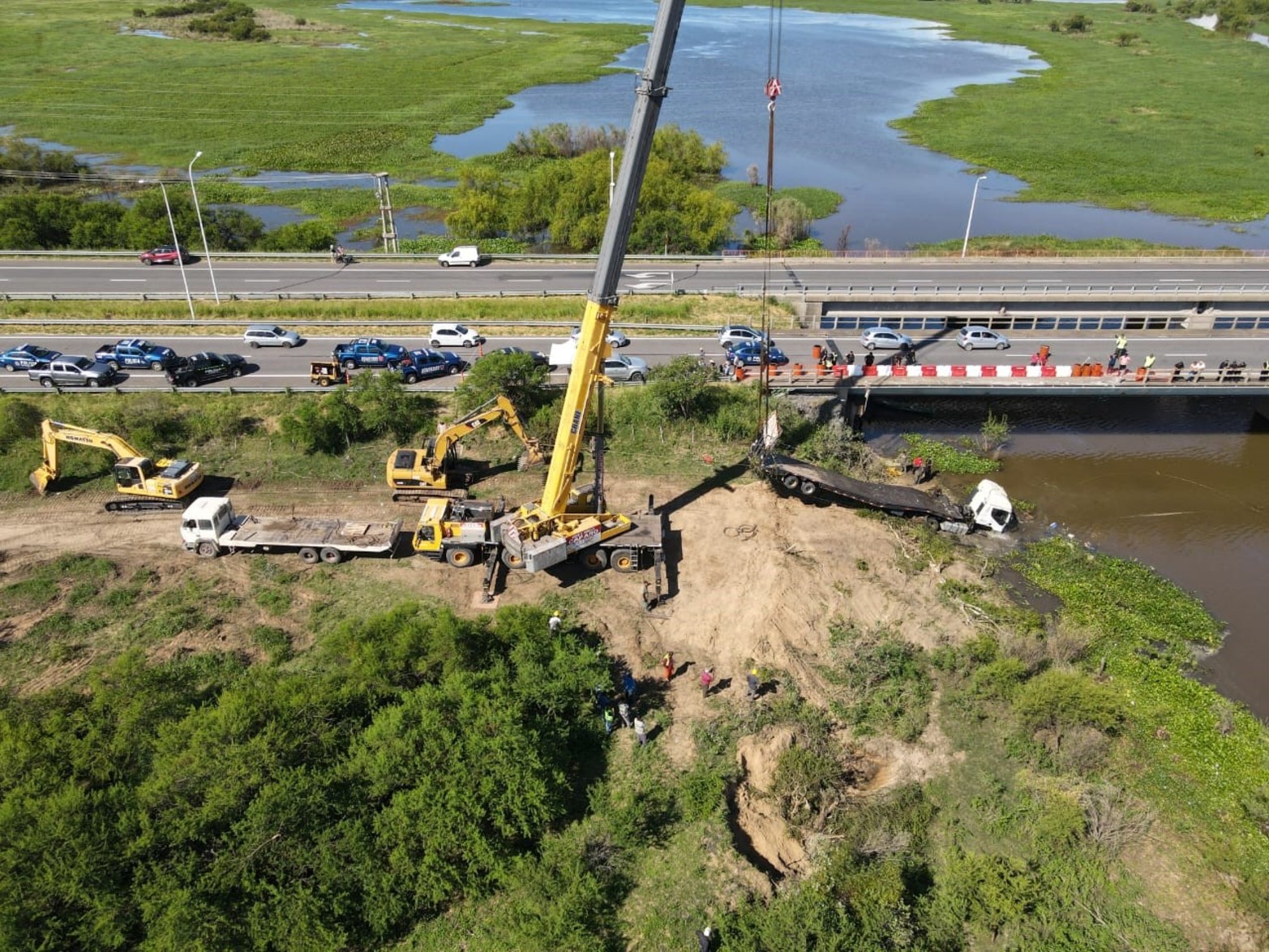 Con el camión fuera del agua, las tareas se focalizaban en encontrar al conductor.