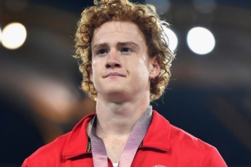 Shawn Barber durante la ceremonia de entrega de medallas de salto con garrocha masculina en los Juegos de la Commonwealth Gold Coast 2018 en el Estadio Carrara en Australia