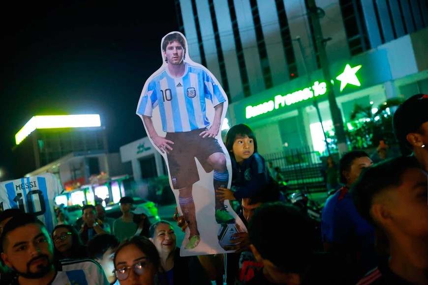 Locura en las calles salvadoreñas por la llegada de Messi.
